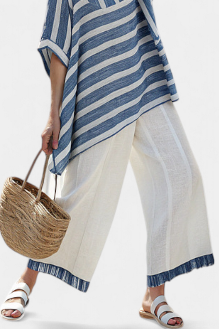 Ornella – top azul sofisticado a rayas y pantalones con detalles en el fondo