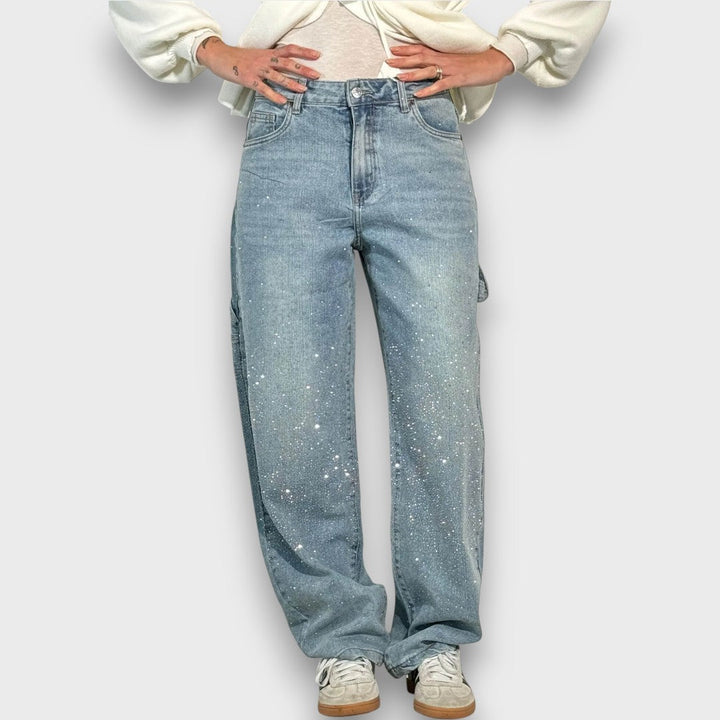 Nolene – Jeans con acabado brillante y carácter urbano